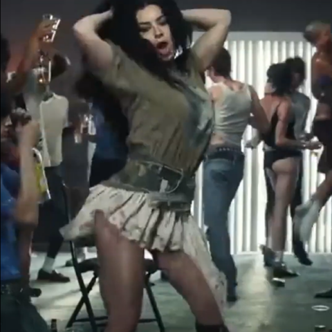 Crack Fits วันนี้ไปดูแฟชั่น MV เพลง GUESS ของ Charli xcx (ft. Billie Eilish)