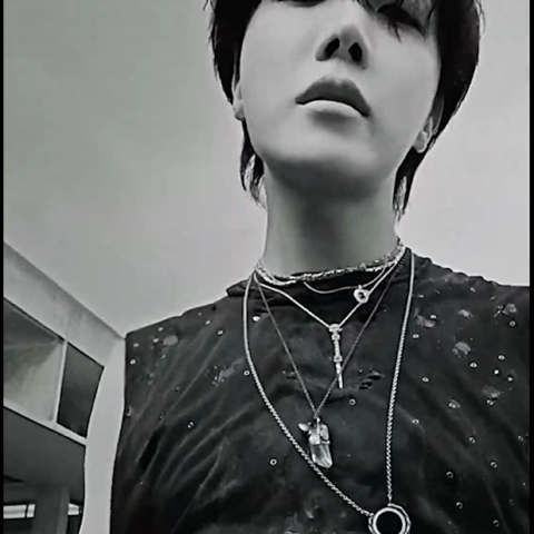 CrackFits Week นี้พบกับMVเพลง Killin’ It Girl(feat.GloRilla) ของ J HOPE ไปดูแฟชั่นกันเลย